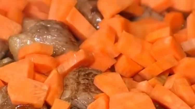 Für die Herstellung von Buchweizen die Karotten anbraten
