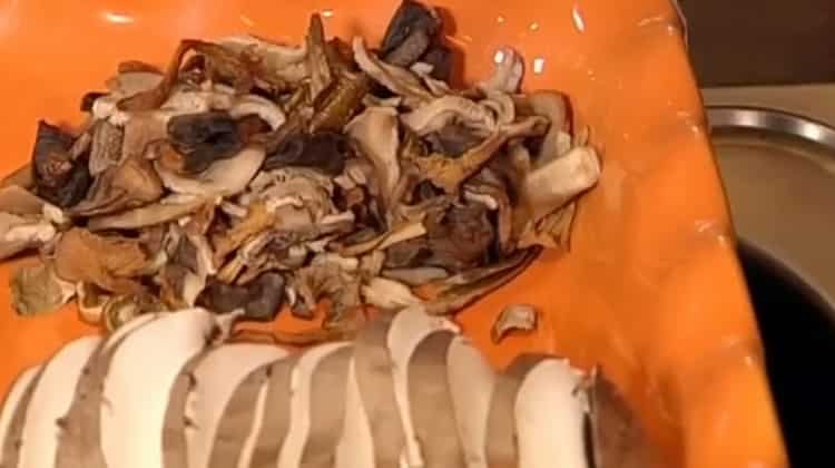 Um Buchweizen zuzubereiten, bereiten Sie die Pilze vor