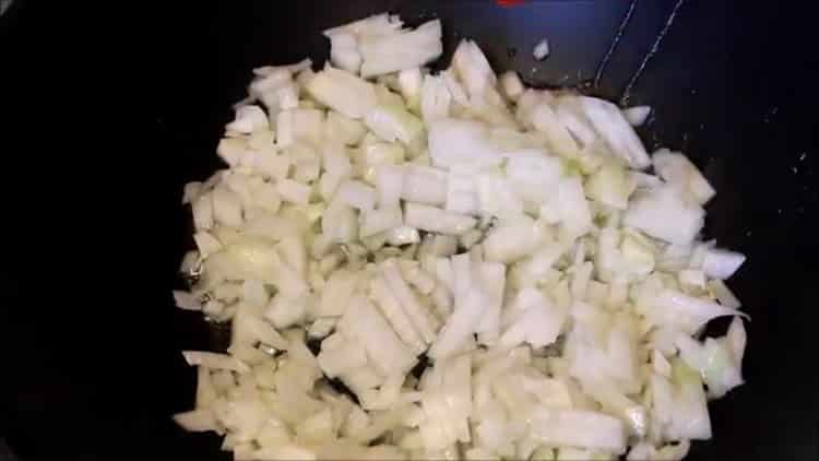 Per preparare il grano saraceno, friggi le cipolle