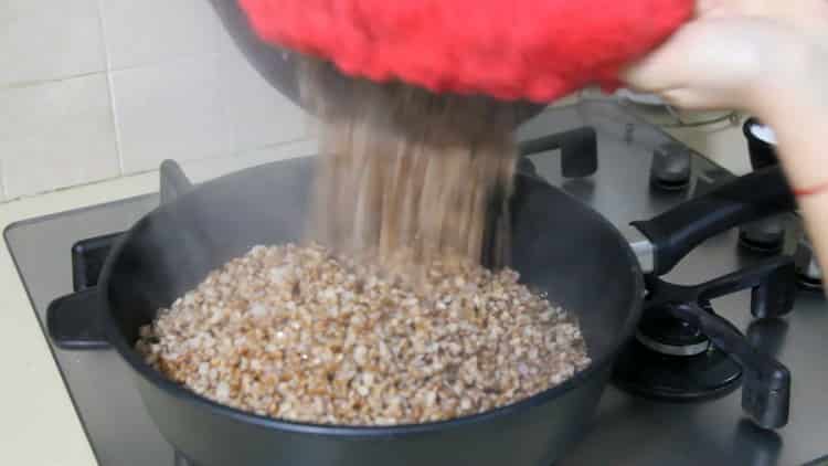 لجعل الحنطة السوداء مع الفطر والبصل ، يقلى الحنطة السوداء