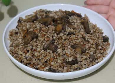 Φαγόπυρο με μανιτάρια και κρεμμύδια σύμφωνα με μια συνταγή βήμα προς βήμα με φωτογραφία
