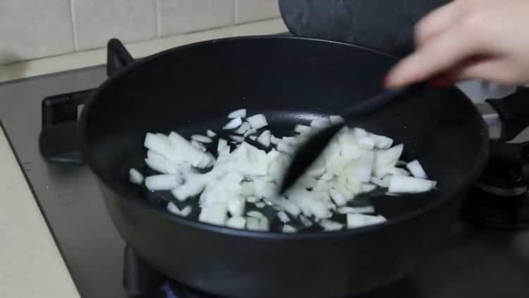 Για να φτιάξετε φαγόπυρο με μανιτάρια και κρεμμύδια, τηγανίστε τα υλικά