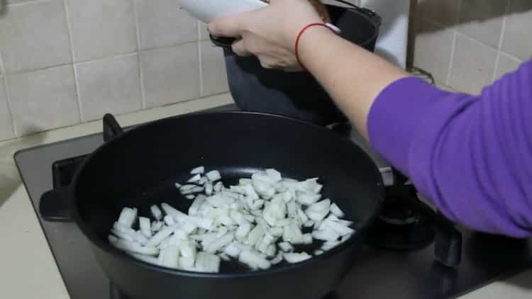 Um Buchweizen mit Pilzen und Zwiebeln zuzubereiten, kochen Sie die Zutaten