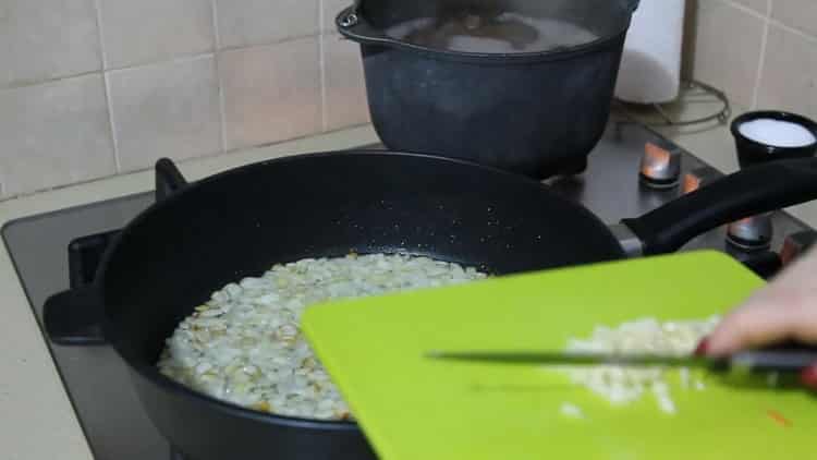 Pro výrobu pohanky s houbami a cibulkou nasekejte česnek