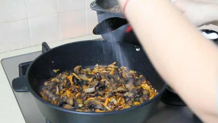 Norėdami gaminti grikius su grybais ir svogūnais, apkepkite pievagrybius