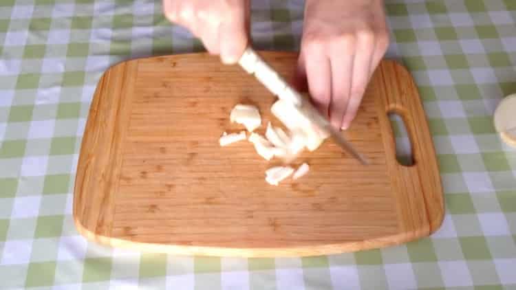 Cucinare il grano saraceno con carote e cipolle in una padella