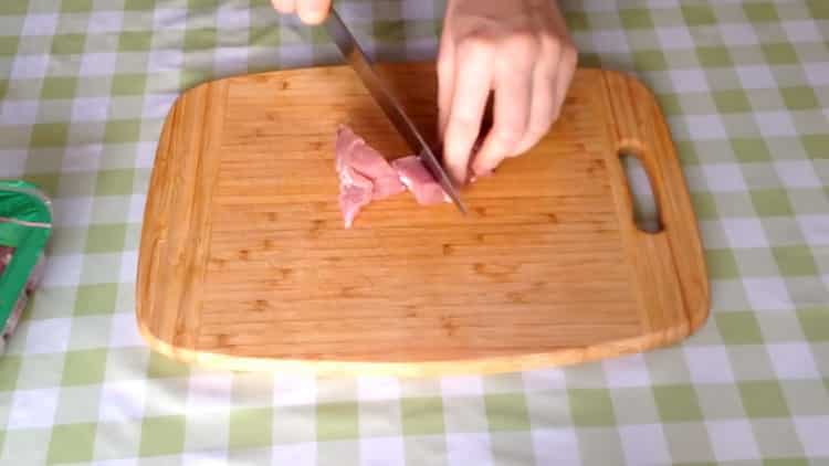 Pro vaření nakrájejte maso