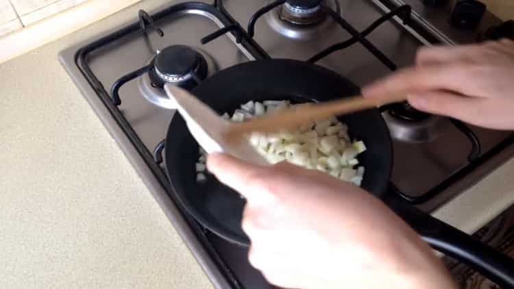 Zum Kochen Zwiebel hacken