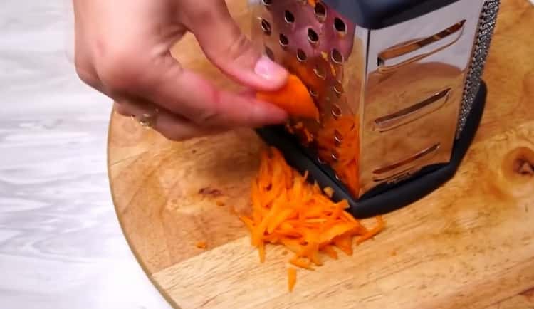 Per preparare il grano saraceno, grattugiare le carote