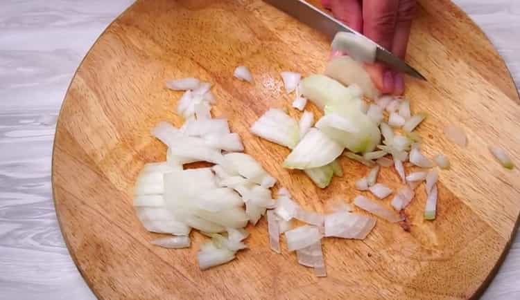 Per preparare il grano saraceno, tagliare la cipolla