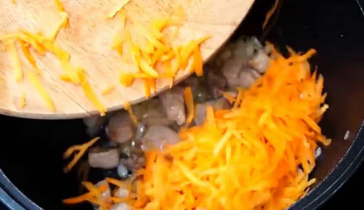 Per preparare il grano saraceno, friggi le carote