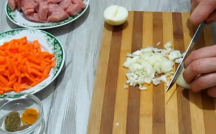Για το μαγείρεμα, ψιλοκόψτε το κρεμμύδι