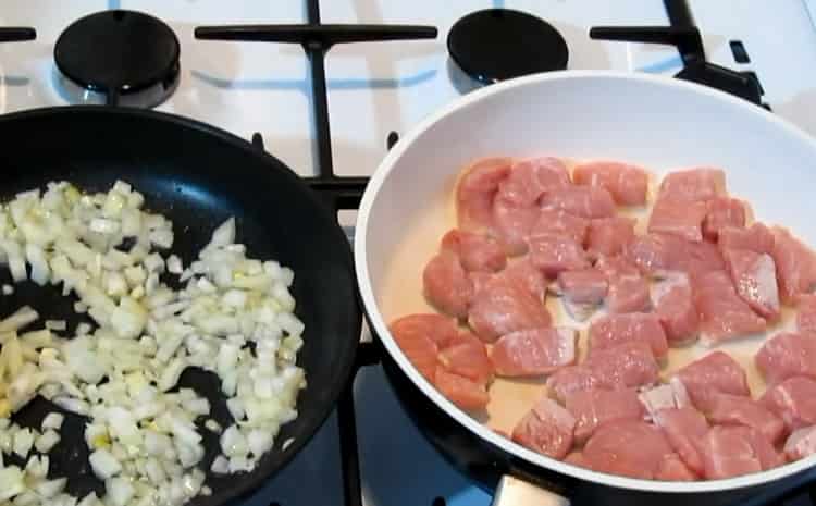 Zum Kochen das Fleisch anbraten