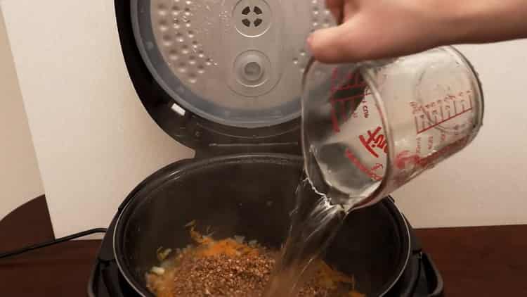 Fügen Sie Wasser hinzu, um zu kochen