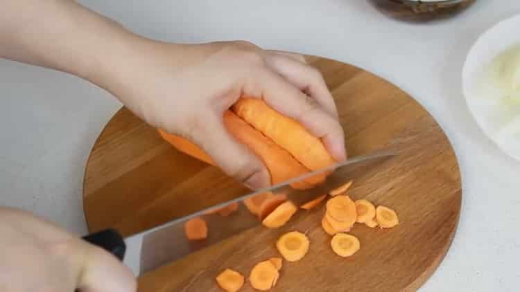 За готвене нарязвайте моркови