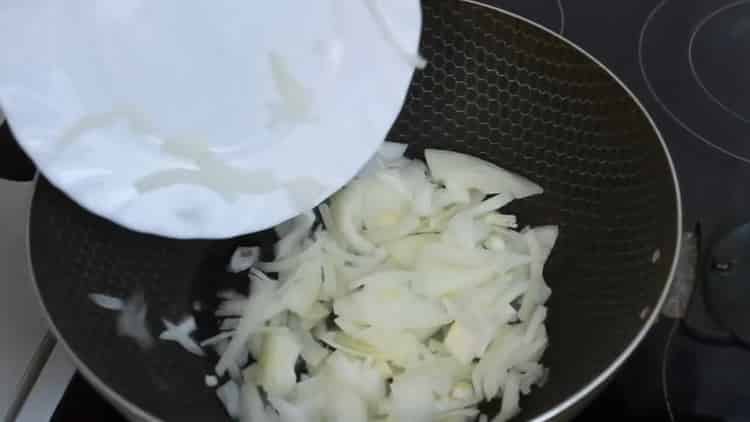 لطهي الطعام ، يقطع البصل