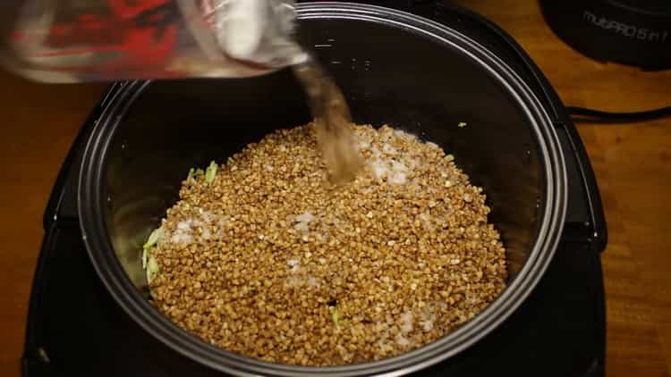 Unisci gli ingredienti per preparare il grano saraceno