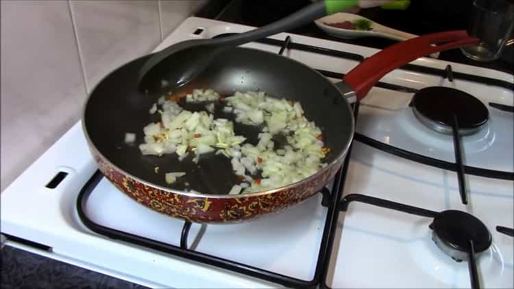 Per preparare il grano saraceno, friggi le cipolle