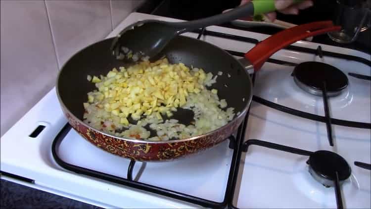 Per preparare il grano saraceno, friggere le zucchine