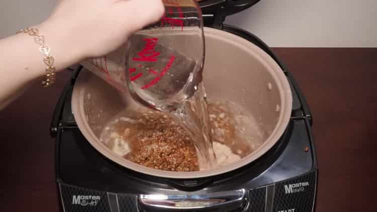 Per preparare il grano saraceno, aggiungi acqua nella ciotola