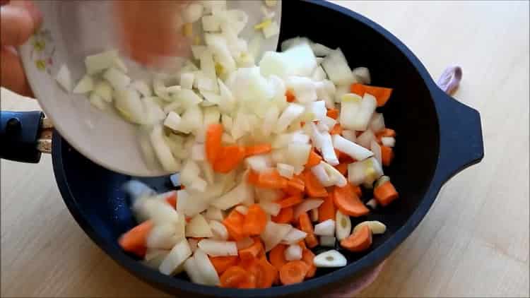 За да направите елда, запържете зеленчуците
