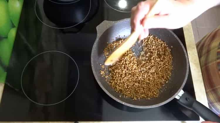 Per cucinare, friggere il grano saraceno