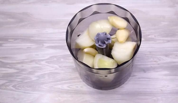 Τρίψτε τα κρεμμύδια για να φτιάξετε φαγόπυρο