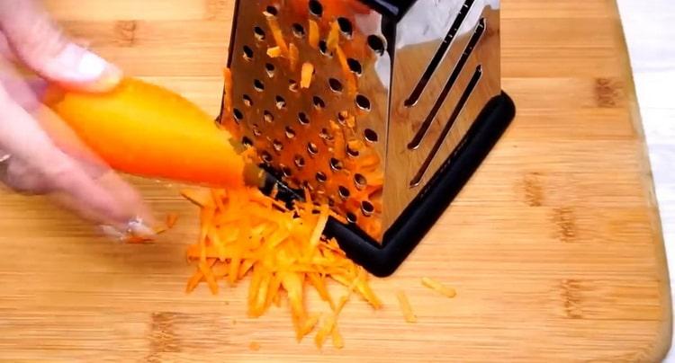 За да приготвите елда, настържете морковите