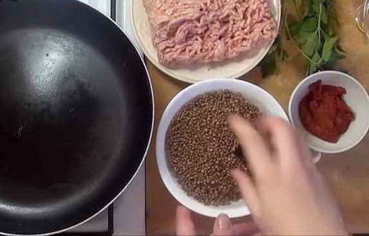 Hogyan kell főzni a hajdina darált hússal egy serpenyőben