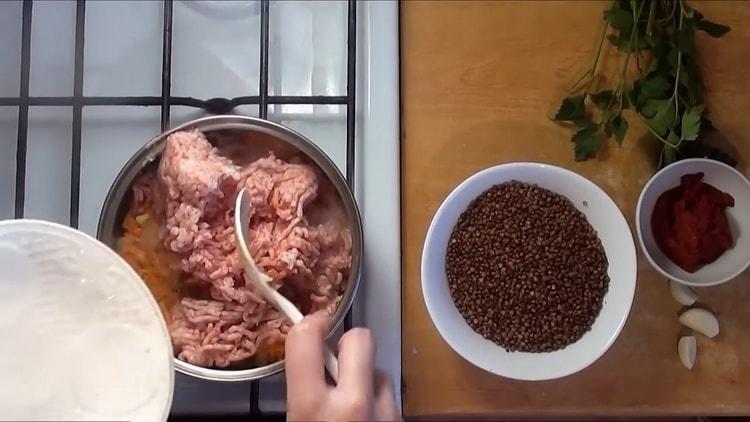 Per cucinare, friggere la carne macinata
