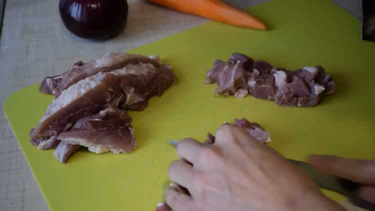 Buchweizen mit Schweinefleisch in einem langsamen Kocher entsprechend einem schrittweisen Rezept mit Foto