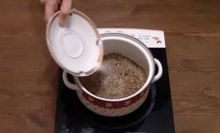 Per preparare il porridge, aggiungi il sale