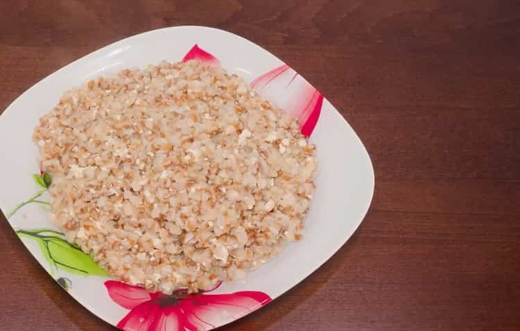Delizioso porridge di grano saraceno con latte in una pentola a cottura lenta