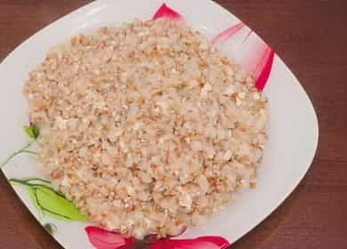 Porridge di grano saraceno con latte in una pentola a cottura lenta secondo una ricetta graduale con foto