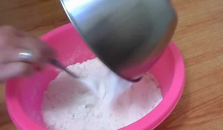 Setacciare la farina per fare le torte