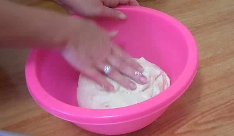 Den Teig kneten, um Kuchen zu machen