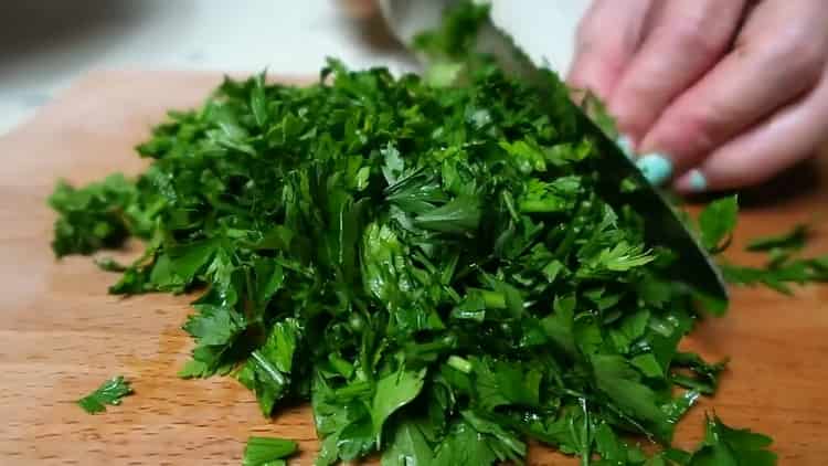 Saláta készítéséhez apróra vágjuk a zöldeket