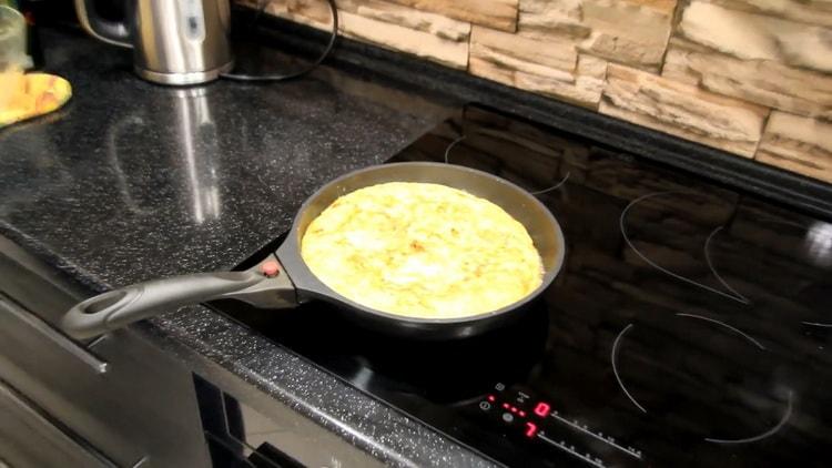 Per preparare la tortilla, friggi le patate