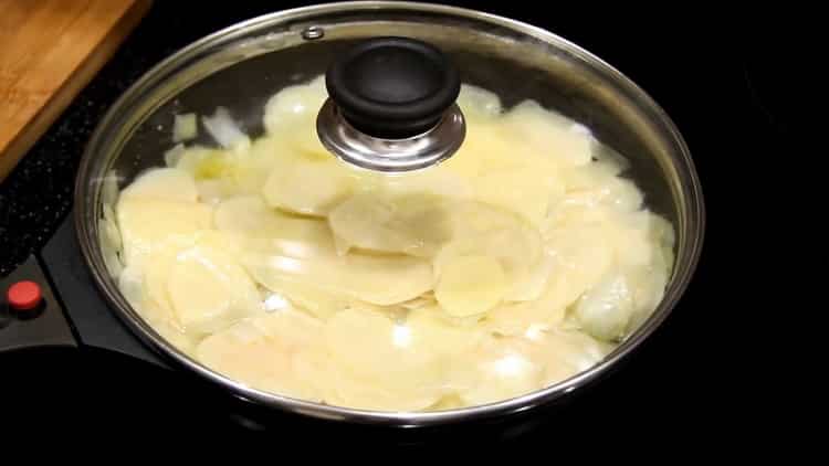 Smažte brambory na výrobu tortilly