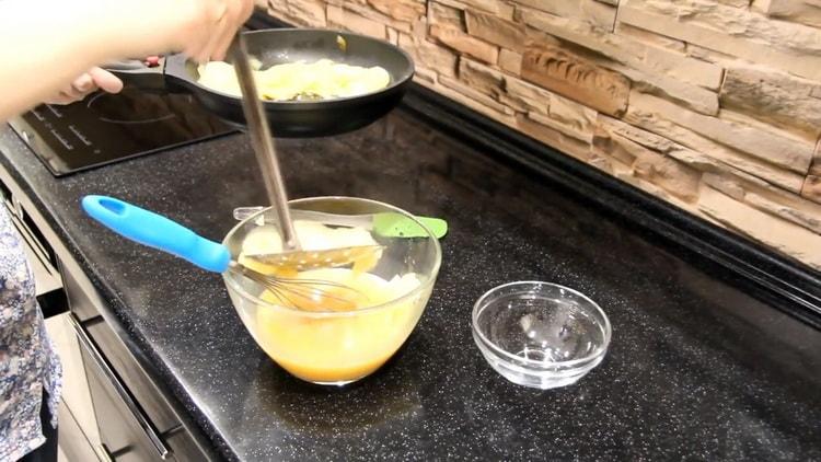 Για να φτιάξετε τορτίγια, ανακατέψτε πατάτες με πατάτες