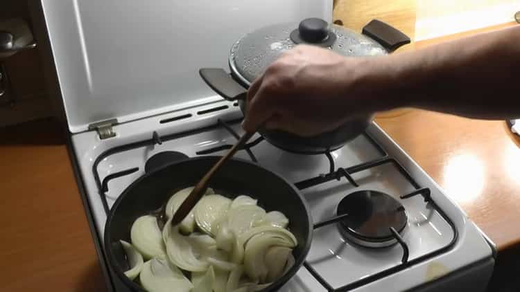 Για να κάνετε χυλό, τηγανίζουμε τα κρεμμύδια