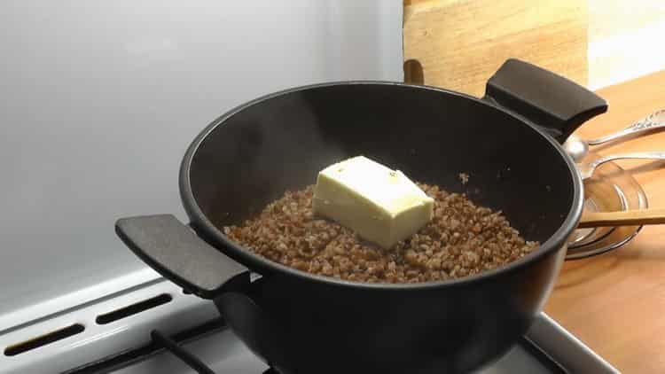 Per preparare il porridge, aggiungi olio ai cereali