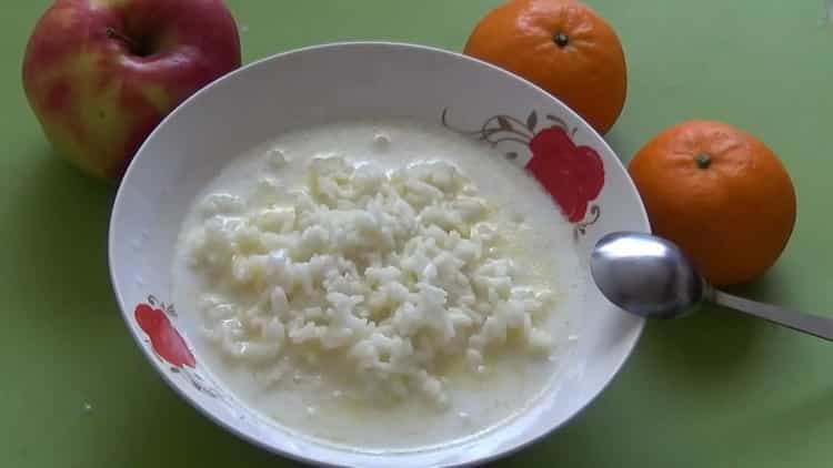 Porridge di riso con latte in una pentola a cottura lenta Redmond è pronto