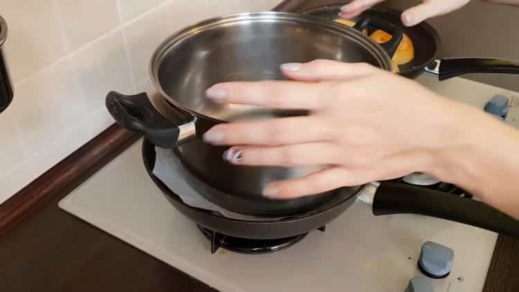 Per preparare la salsa, preparare una pressa