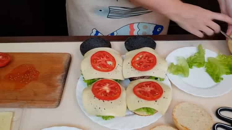 Per gli hamburger, tagliare i pomodori