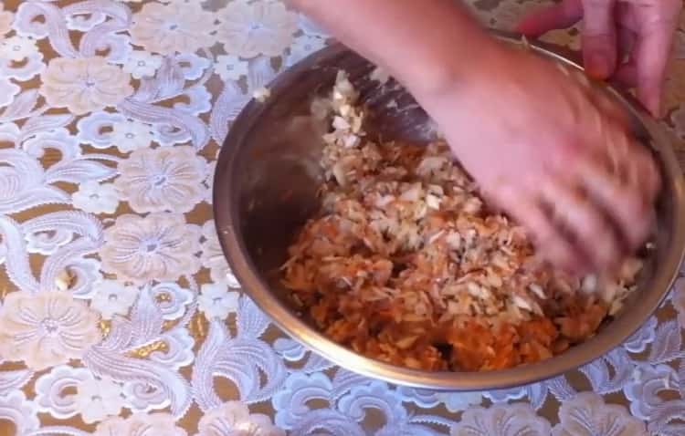 Για να φτιάξετε γεμιστό λάχανο, μαγειρέψτε κιμά