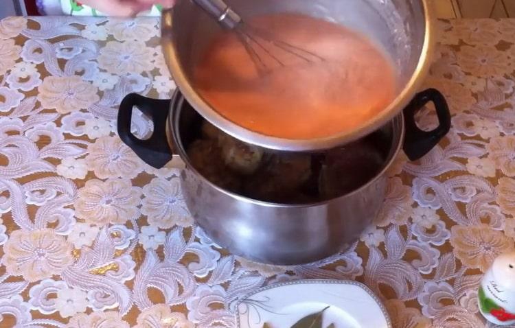 Per preparare il cavolo ripieno, prepara la salsa