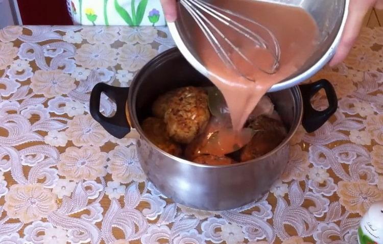 Für die Zubereitung von Kohlrouladen die Pastetchen mit Sauce füllen