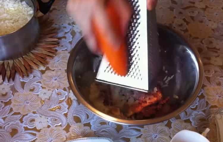Káposzta tekercs elkészítéséhez reszeljük a sárgarépát