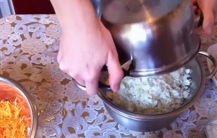 За да смесите зелевите рулца, смесете съставките